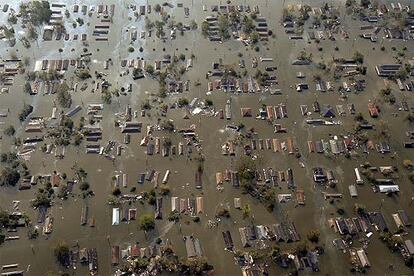 Vista aérea de un barrio de Nueva Orleans tras el paso del huracán Katrina.