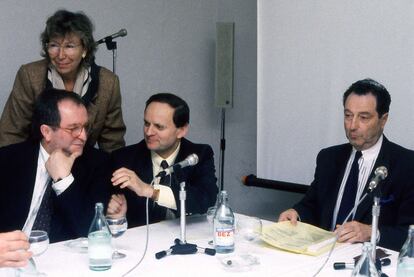 En la III edición del Salón de Gourmets, en 1989, se celebró una mesa redonda sobre un tema entonces casi desconocido, la cocina al vacío. Entre los ponentes (en la imagen de izqda. a dcha.) el cocinero vasco Juan Mari Arzak y dos expertos en el tema, el chef francés Joël Robuchon y William Portes. En aquel año hubo 130 expositores, en 2010 fueron 1.192.