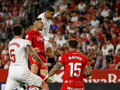 En-Nesyri remata de cabeza para hacer el primer gol del Sevilla ante el Mallorca.