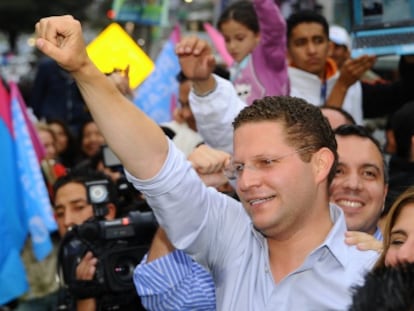 Mauricio Rodas celebra su victoria en Quito.