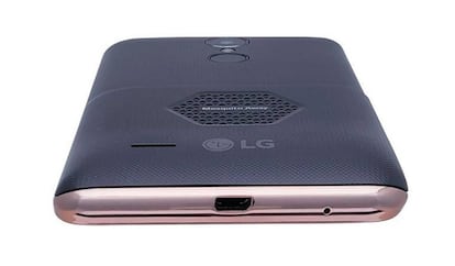 La carcasa trasera del LG K7i integra un altavoz que emite los ultrasonidos