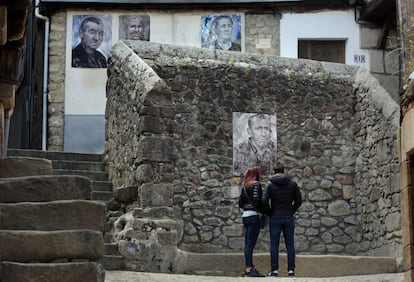 “Con Retrata2, ha habido un antes y un después. Han venido interesándose por el pueblo hasta de EE UU”, explica Concha Hernández, alcaldesa del municipio. En la imagen, dos turistas observan un retrato.