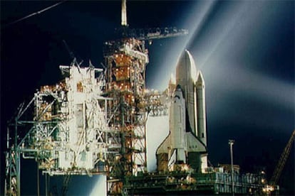 Imagen tomada el 12 de abril 1981 en la cual se ve el transbordador espacial Columbia antes de su primer lanzamiento.