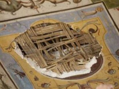 Una restauradora examina el hueco dejado por un fragmento de fresco que se ha desprendido del techo de los Uffizi.