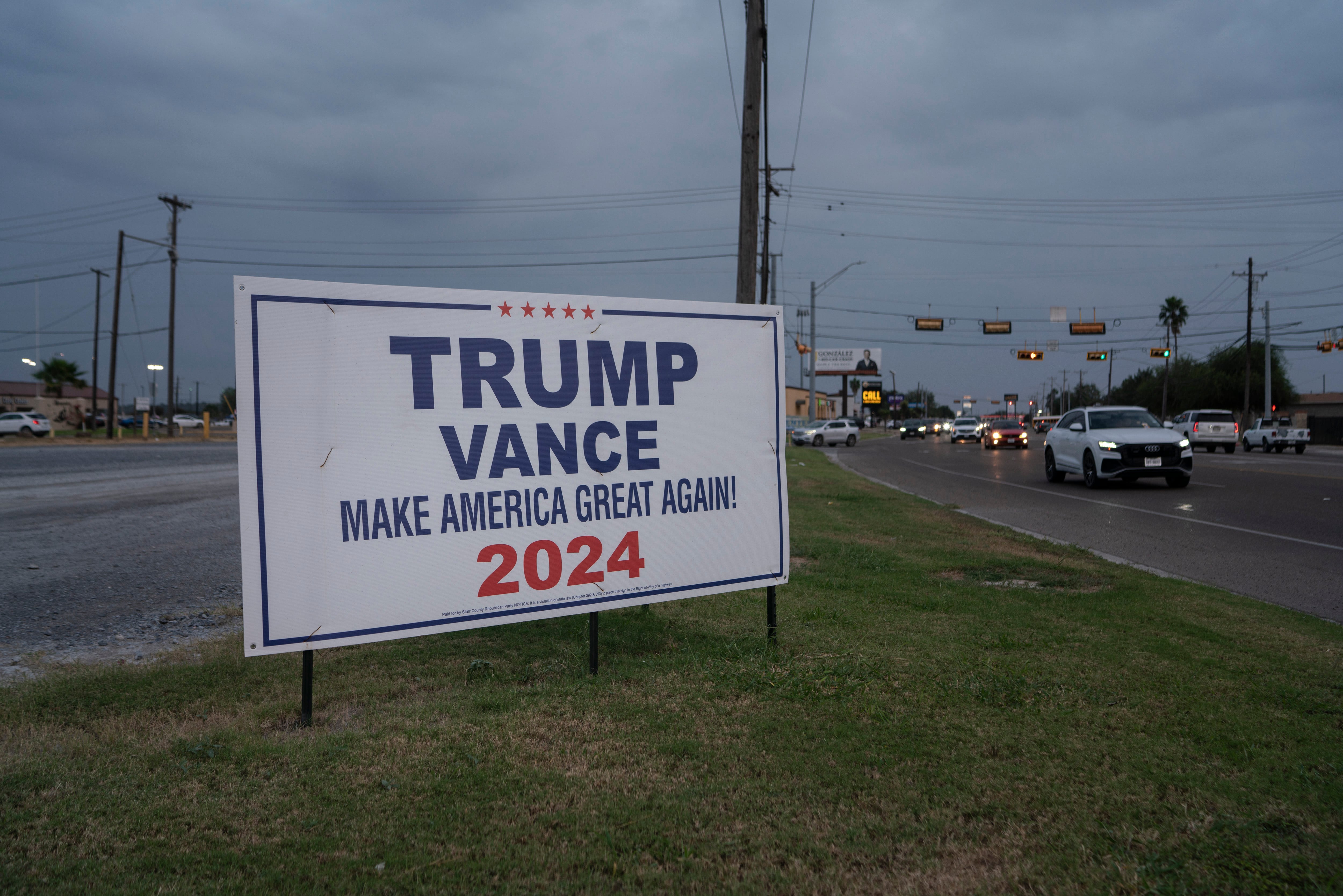 Un cartel político en apoyo a Donald Trump y J. D. Vance en Río Grande City.