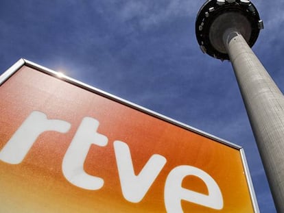 Cartel con el logotipo de RTVE a la puerta de Torrespa&ntilde;a.