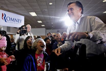 El candidato republicano y exgobernador de Massachusetts, Mitt Romney, saluda a sus seguidores en Davenport, Iowa, ayer.