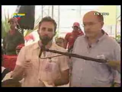 Chávez responde a un periodista extranjero