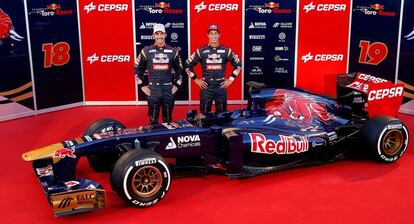 Los pilotos Jean-Eric Vergne (izquierda) y Daniel Ricciardo presentan en Jerez el STR8, el nuevo monoplaza de la escudera Toro Rosso.