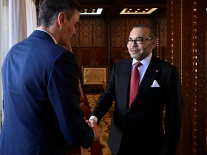 Pedro Sánchez y Mohamed VI se saludan, este miércoles en Rabat.