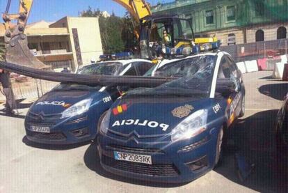 Barras de acero para un encofrado aplastaron dos coches de la Polic&iacute;a Nacional en Zapadores.
