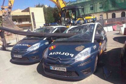 Barras de acero para un encofrado aplastaron dos coches de la Policía Nacional en Zapadores.