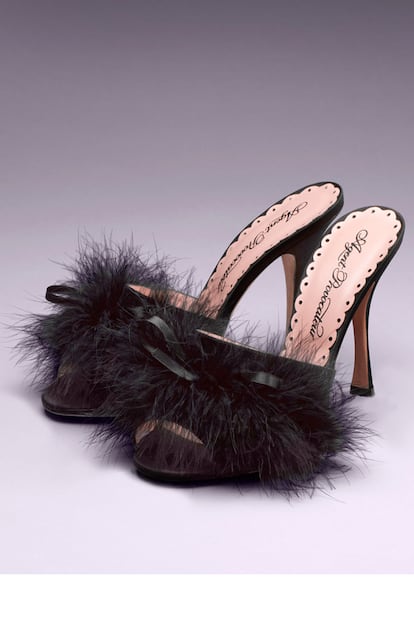 Sandalias de plumas con detalle de lazo de Agent Provocateur (315 euros).