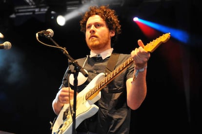 Joseph Mount, líder de Metronomy, actuando en el Reading Festival (Reino Unido) en 2010.