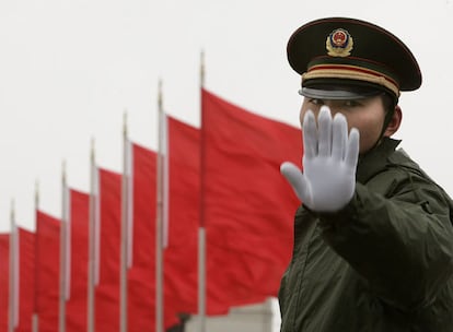 Un soldado que hace guardia en la plaza de Tiananmen gesticula ante los fotógrafos.