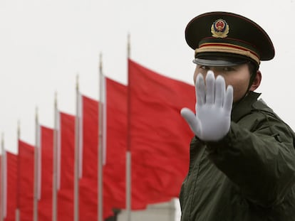Un soldado que hace guardia en la plaza de Tiananmen gesticula ante los fotógrafos ayer en Pekín.