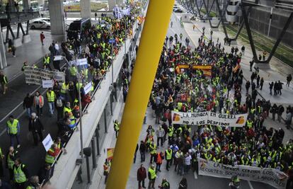 Trabajadores de la compañía aérea Iberia protestan en la termina T4 de Barajas durante la segunda semana de huelga.