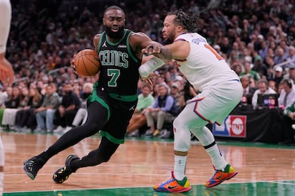 Jaylen Brown entra a canasta ante Jalen Brunson en el partido de este miércoles.