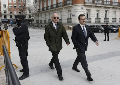 Eugenio Pino, con gafas de sol, en la Audiencia Nacional, en febrero pasado.