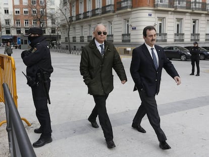 Eugenio Pino, con gafas de sol, en la Audiencia Nacional, en febrero pasado.