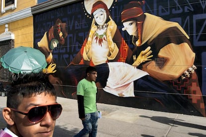 Los muros del centro histórico de Lima son un escaparate de las firmas más relevantes del arte urbano latinoamericano. Uno de ellos es INTI, grafitero chileno. En el Jirón Cuzco, se puede ver esta obra suya: un mural alegórico de La Piedad.