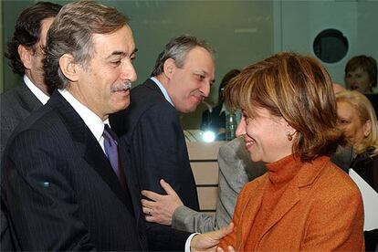 Elena Espinosa conversa con el nuevo ministro de Agricultura de Portugal, Carlos de Costa, en Bruselas.