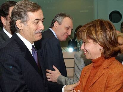 Elena Espinosa conversa con el nuevo ministro de Agricultura de Portugal, Carlos de Costa, en Bruselas.