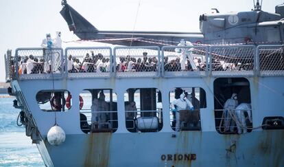 Llegada del barco 'Oriona' de la Marina italiana con los inmigrantes rescatados al puerto de Valencia, este domingo.