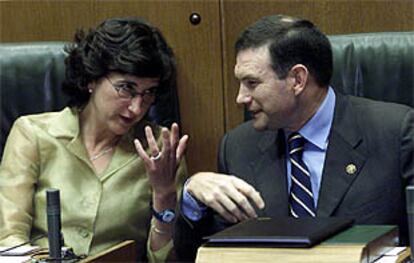 Idoia Zenarruzabeitia y Juan José Ibarretxe, en el Parlamento vasco.