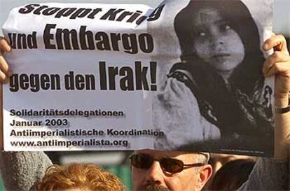 Un manifestante español porta una pancarta contra la guerra en Irak frente a la sede de la ONU en Bagdad.