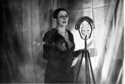 Una dona parla davant d'un micròfon a Ràdio Barcelona, durant la Guerra Civil.