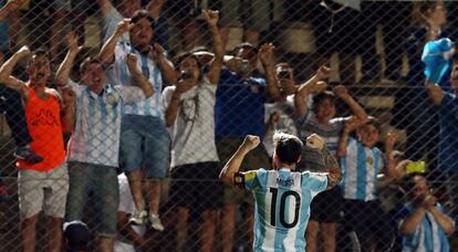 Messi celebra con los aficionados su primer gol marcado ante Colombia.