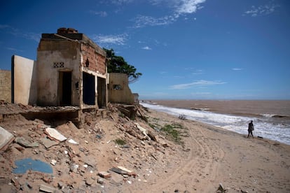 Vista de los restos de una casa en la playa de Atafona. Las playas de la zona sufren de un déficit de sedimentos, lo que le impide abastecerse naturalmente. Poco a poco la paya desaparece ante el avance del mar.