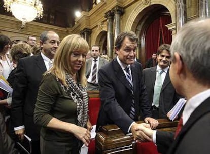 El presidente de la Generalitat, José Montilla, y Artur Mas se saludan tras el acuerdo sobre financiación en el Parlamento.