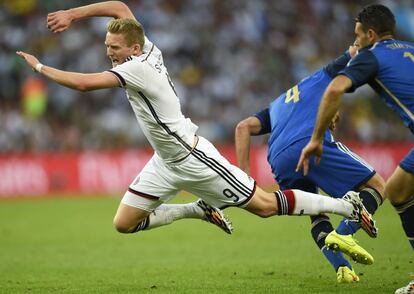 El alemán Andre Schuerrle compite con el defensa de Argentina Pablo Zabaleta.