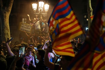 Aficionados del Barcelona celebran en las calles después de que su equipo se proclamara campeón de Liga.