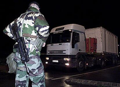 Un convoy formado por 51 camiones ha trasladado esta noche un polvorín francés de la I Guerra Mundial.