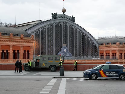 Miembros de la Unidad Militar de Emergencias desplegados el domingo en la estación de Atocha, en Madrid.