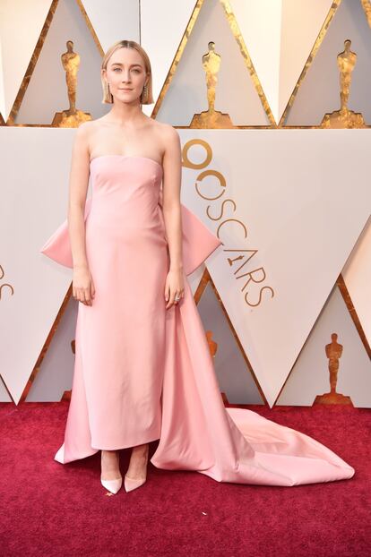 Saoirse Ronan, nominada por 'Lady Bird', visitó una sencilla pieza rosa de Raf Simons, que recordaba a la que Gwyneth Paltrow escogió en 1998 para recoger su Oscar.
