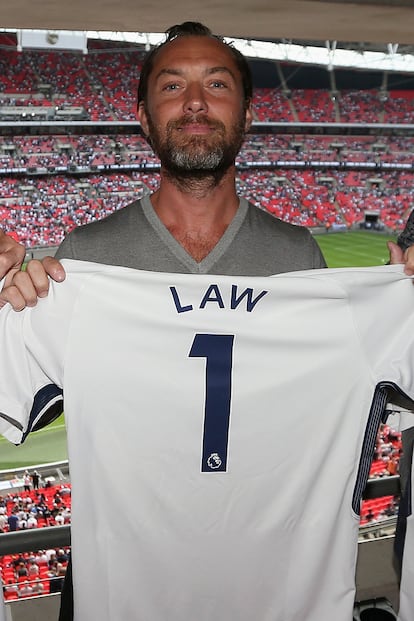 Jude Law

El actor británico es uno de los fans más acérrimos de los spurs. El club premió su fidelidad regalándole una camiseta con su nombre en 2017.