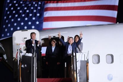 Los tres regresan a Estados Unidos en el avión militar de EE UU que ha trasladado a Pyongyang al secretario de Estado, Mike Pompeo, para ultimar los detalles de la histórica reunión entre ambos mandatarios. Trump y su esposa, Melania, han abrazado a los liberados en la misma escalerilla del avión