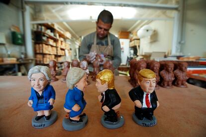 Hillary Clinton y Donald Trump representados como "caganers", figuras tradicionales catalanas que forman parte del Pesebre en Navidad, en Torroella de Montgri (Cataluña).