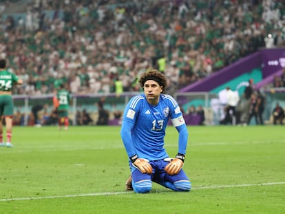 Guillermo Ochoa, portero de la selección mexicana, tras quedar fuera de la fase de grupos del Mundial de Qatar.