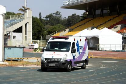 Primeira ambulância trazendo paciente para o hospital de campanha, na sexta-feira, dia 1 de maio.