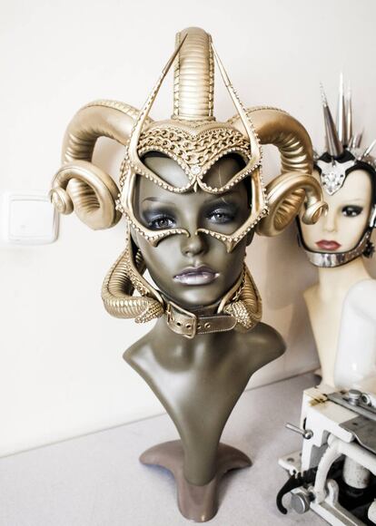 La máscara que lució un bailarín de Madonna en la Super Bowl de 2012. “No la pienso vender nunca”, dice Castrillo.