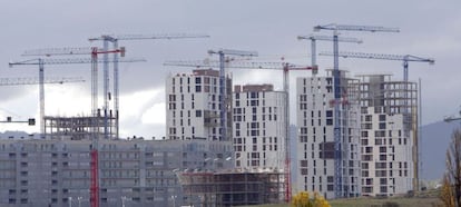 En la imagen, varios edificios de viviendas en construcción.