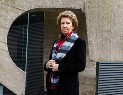 Ana sánchez-Lassa ante la escultura 'Lugar de encuentros IV', de Eduardo Chillida, en el exterior del Museo de Bellas Artes de Bilbao.