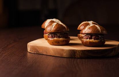 'Baby burgers' con salsa 'bull', 'pretzel' y queso Havarty.