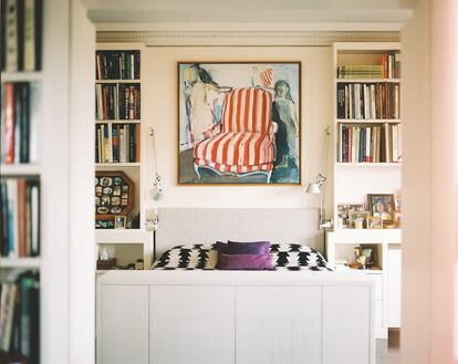 Su dormitorio, presidido por una biblioteca llena de catálogos de arte.