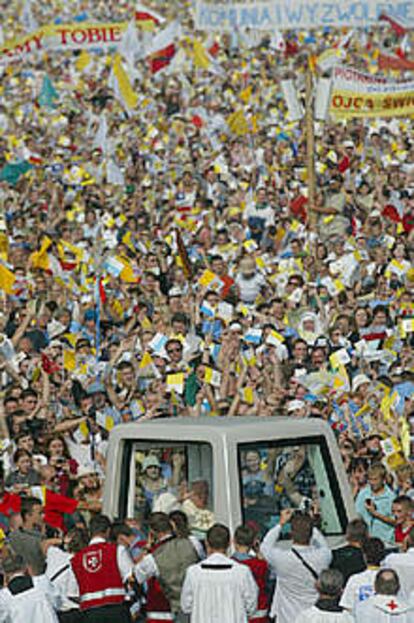 El Papa saluda en Cracovia a la multitud de fieles desde su vehículo.